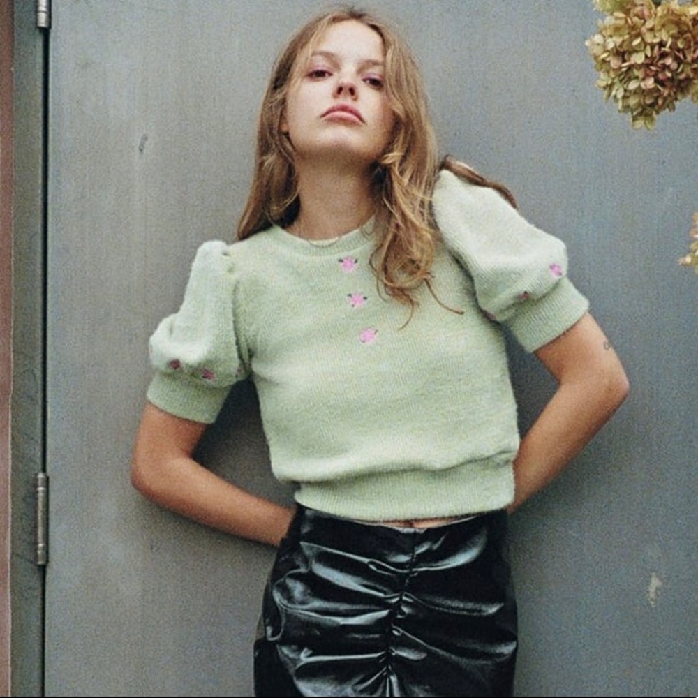 EMBROIDERED CROP SWEATSHIRT